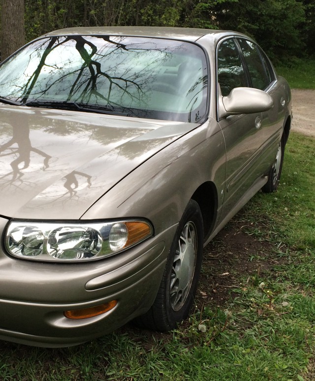 image of the front corner of a 2001 Buick LeSabre beige