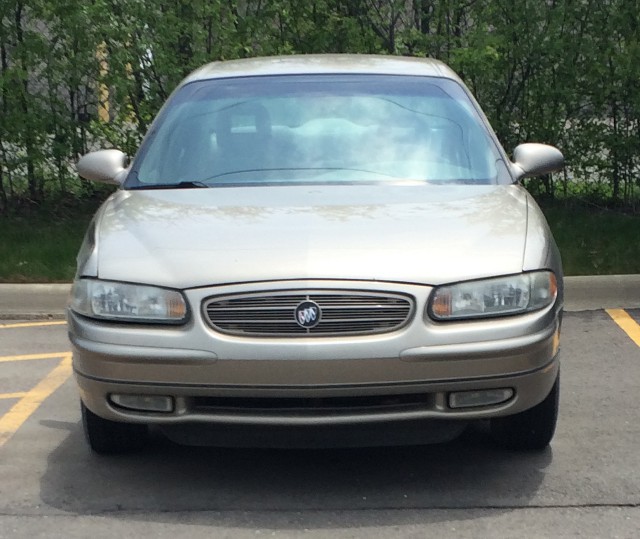 image of the front of a 2002 Buick Regal beige