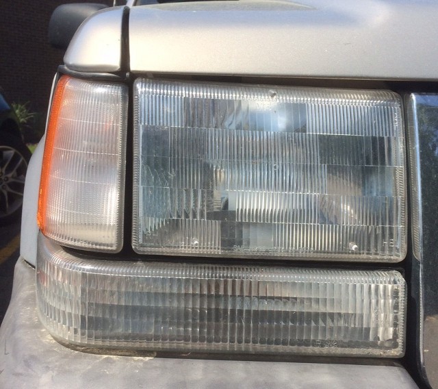 image of headlight gaps on a Jeep Grand Cherokee ZJ