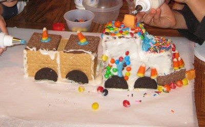 photo of children frosting a gingerbread and graham cracker train