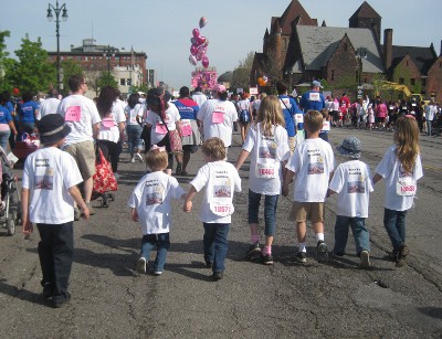 picture of grandchildren with grandmother at race for the cure