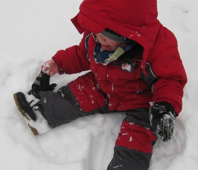 picture of a crying child who lost his glove in the snow