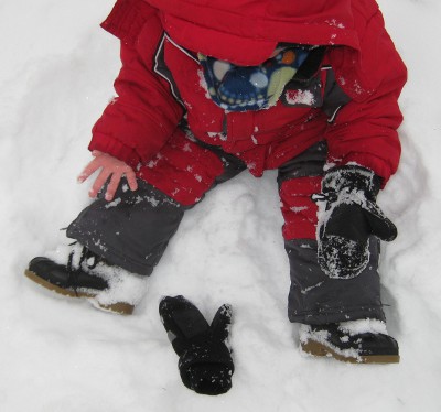 picture of a child who lost his glove in the snow