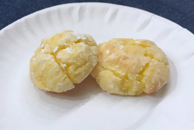 image of Christmas cookies called lemon crackle cookies