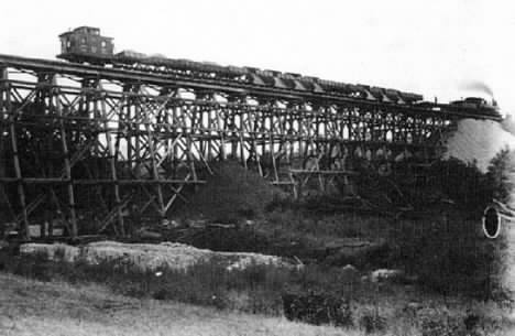 picture of a train trestle