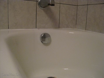 a clean bathtub after removing rust stains