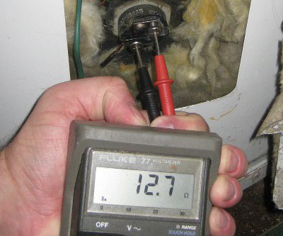 picture of a multimeter measuring resistance of a good water heater element
