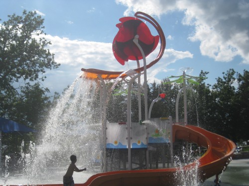 photo of the big tippy bucket wheel at Blue Heron Bay splash park at Independence Lake