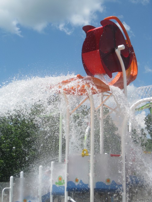 photo of the big tippy bucket wheel at Blue Heron Bay splash park at Independence Lake