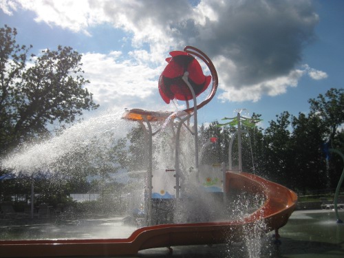 photo of the big tippy bucket wheel at Blue Heron Bay splash park at Independence Lake