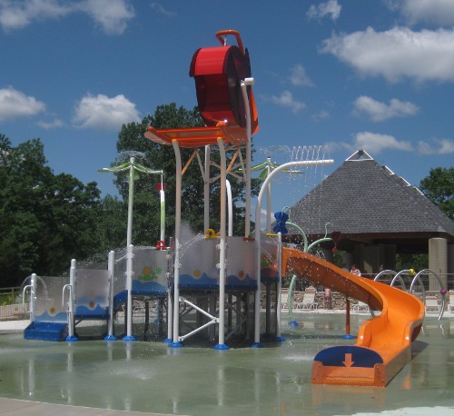 photo of the small water slide at Blue Heron Bay splash park at Independence Lake