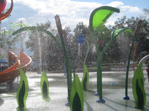photo of the cattails water features at Blue Heron Bay splash park at Independence Lake