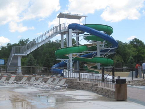 photo of the water slides at Blue Heron Bay splash park at Independence Lake