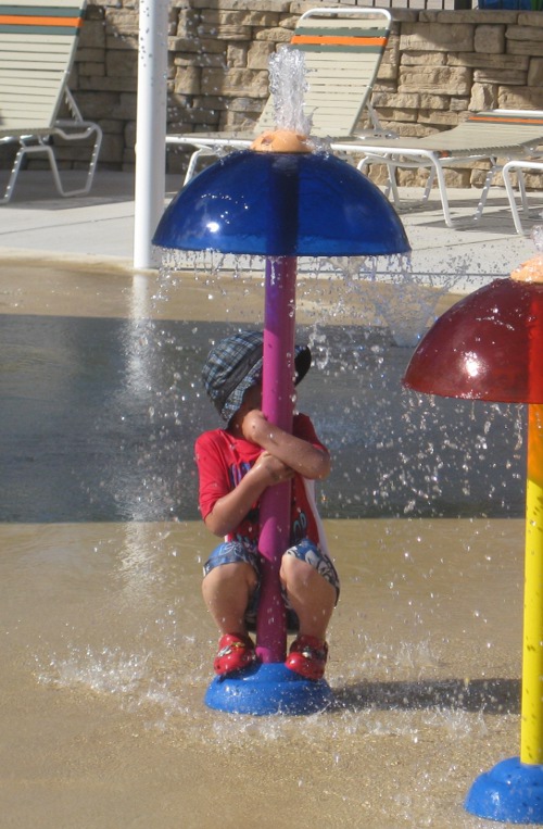photo of the squirting umbrella at Blue Heron Bay splash park at Independence Lake