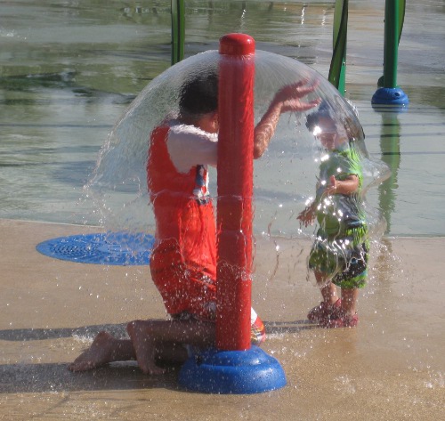 photo of the water umbrella at Blue Heron Bay splash park at Independence Lake