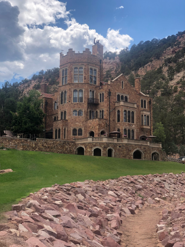 image of the Glen Eyrie castle in Colorado Springs