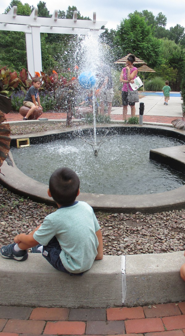 photo of the fountain in Hershey Gardens