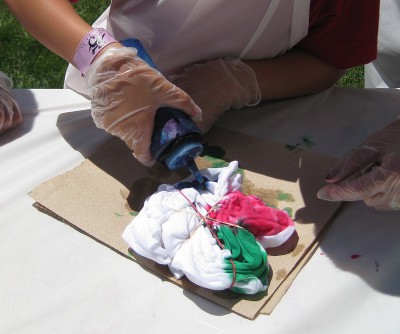 picture of a child making a tie-dye T-shirt at camp