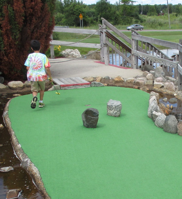 image of the children playing mini golf at Craig's Cruisers in Muskegon, MI
