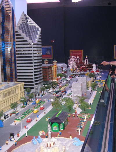 picture of the scale city of Chicago in the Schaumburg Legoland Discovery Center