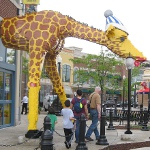 picture of the giraffe outside the Schaumburg Legloand Discovery Center