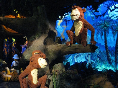 picture of the monkeys in the Schaumburg Legoland Discovery Center