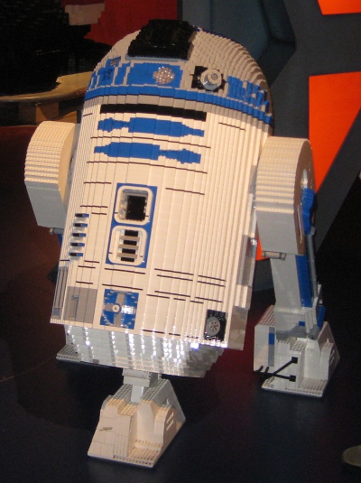 picture of R2-D2 in the Schaumburg Legoland Discovery Center