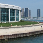 picture of the outside of Shedd Aquarium next to Lake Michigan