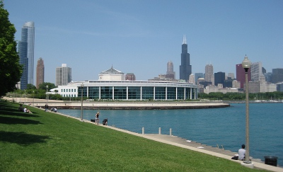 photo of Shedd Aquarium in the foreground and the Chicago skyline in the background