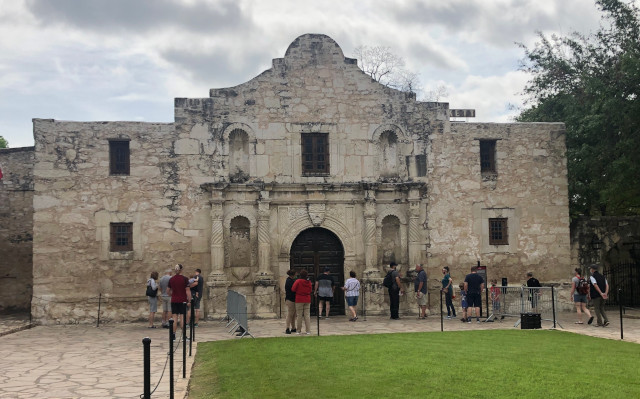image of the Alamo church front in the San Antonio Texas area