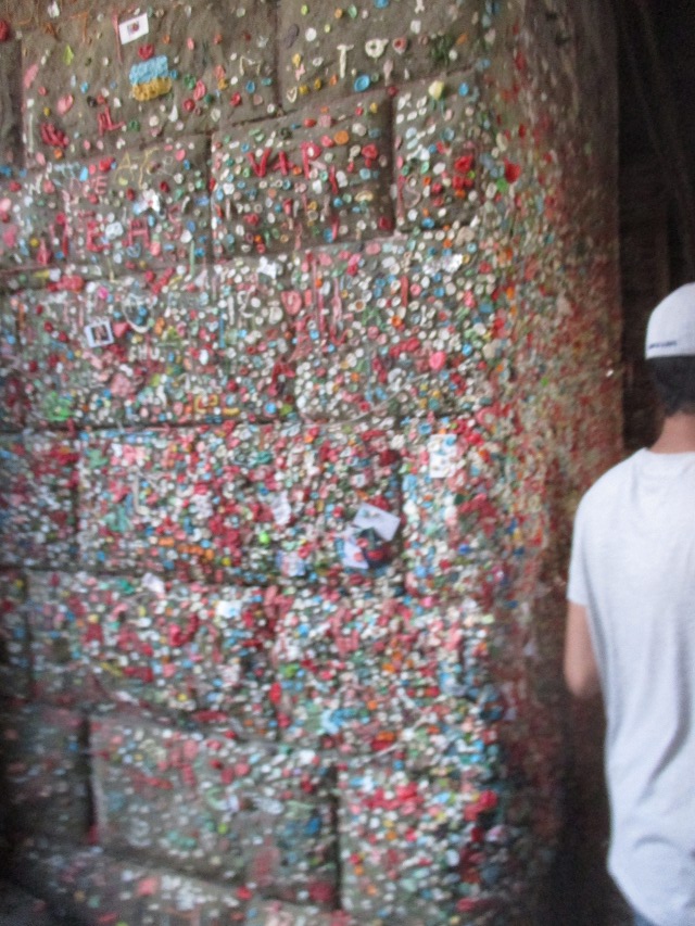 image of the gum wall in Seattle