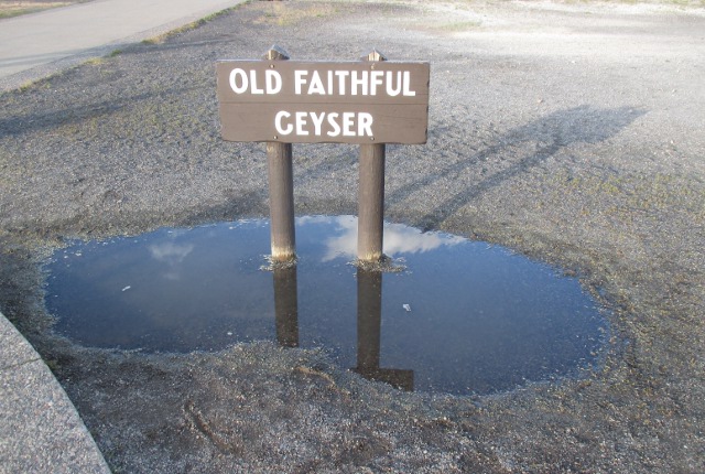 image of Old Faithful at Yellowstone National Park