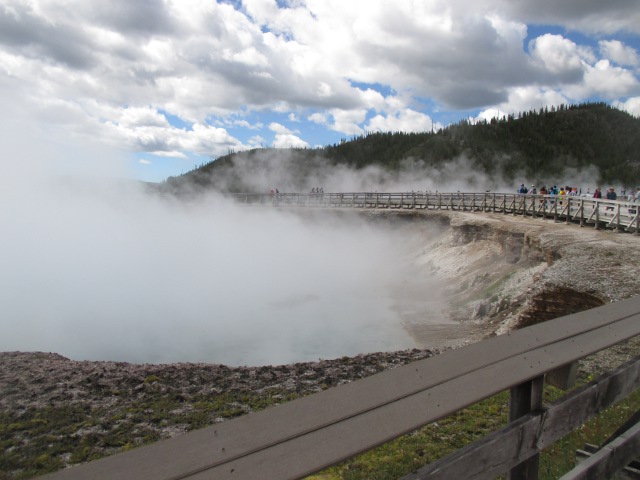 image of the geyser crater at Yellowstone National Park
