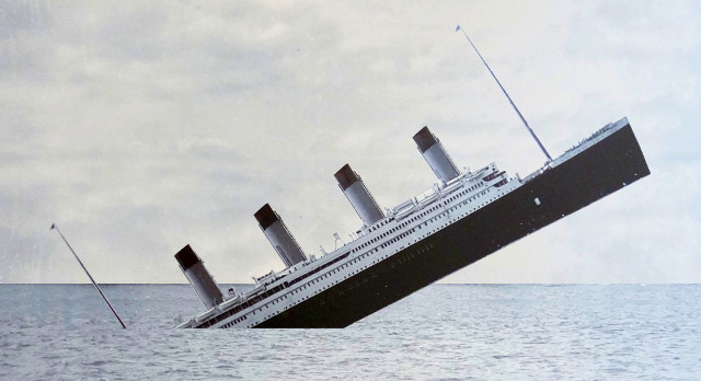 image of the RMS Titanic sinking
