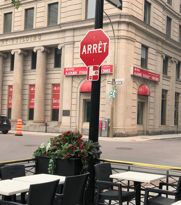 image of a stop sign in French