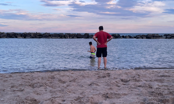 image of swimming in Lake Ontario at the Centre Island beach