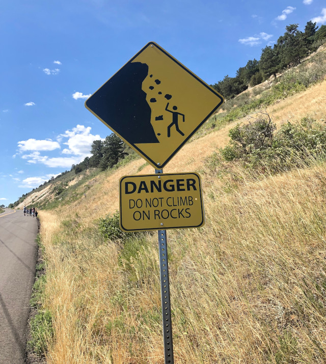 image of the warning sign at Dinosaur Ridge in Denver