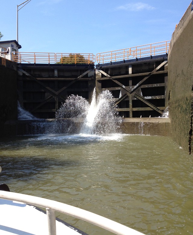 photo of a leaky lock on an Erie Canal tour boat