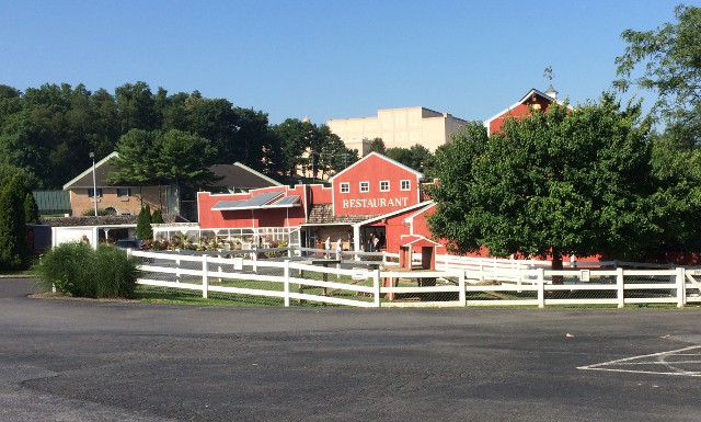 photo of the Hershey Farm Inn grounds near Lancaster, PA