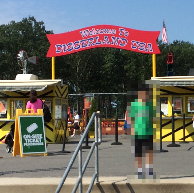 photo of the entrance to Diggerland USA