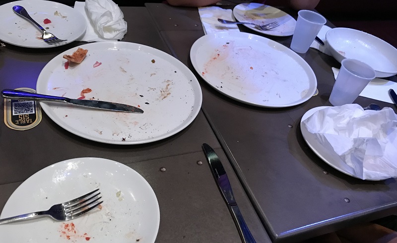 image of empty plates at the Pizza Moon restaurant at Universal Studios
